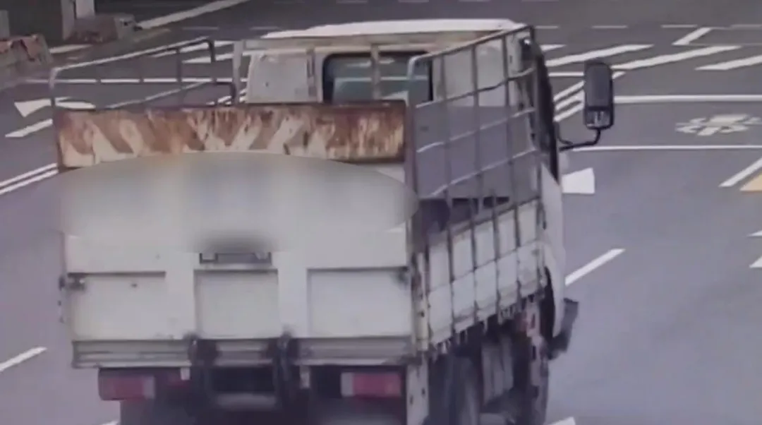 肇事貨車。(圖/翻攝畫面)