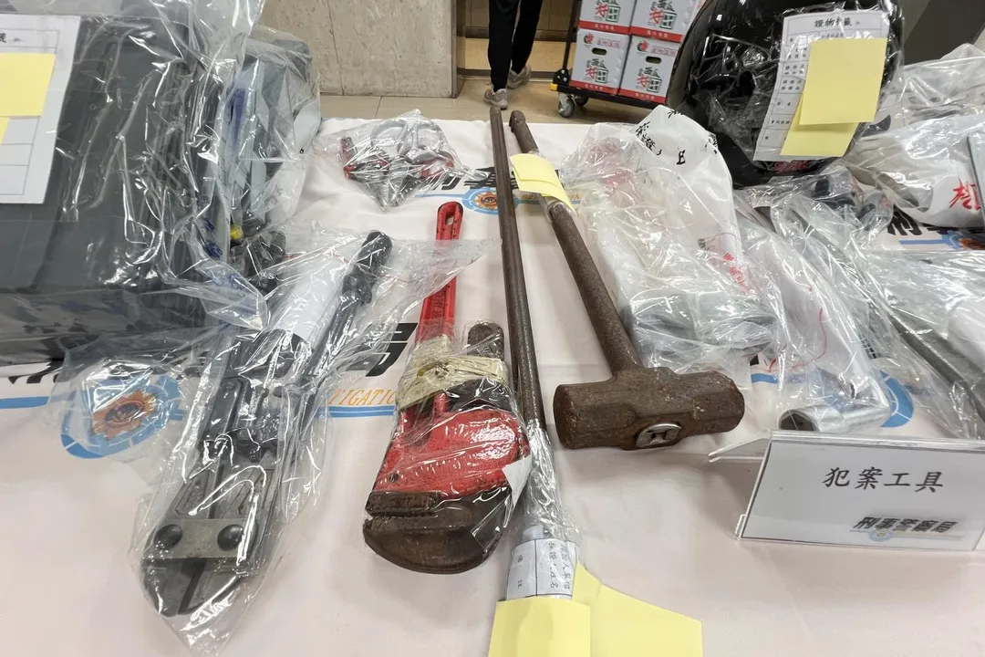 警方查扣大批破獲錢箱犯案工具。（圖／翻攝畫面）