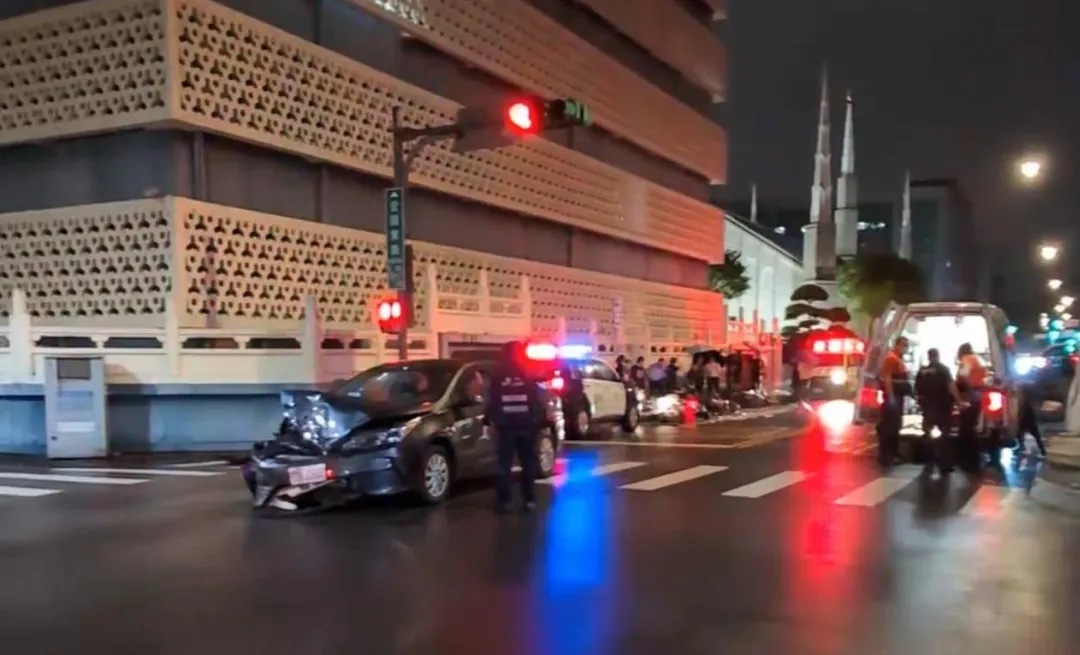 北市大安區發生營小客車暴衝衝撞意外。(圖/翻攝自Thread「le_xiang_chen1224」)