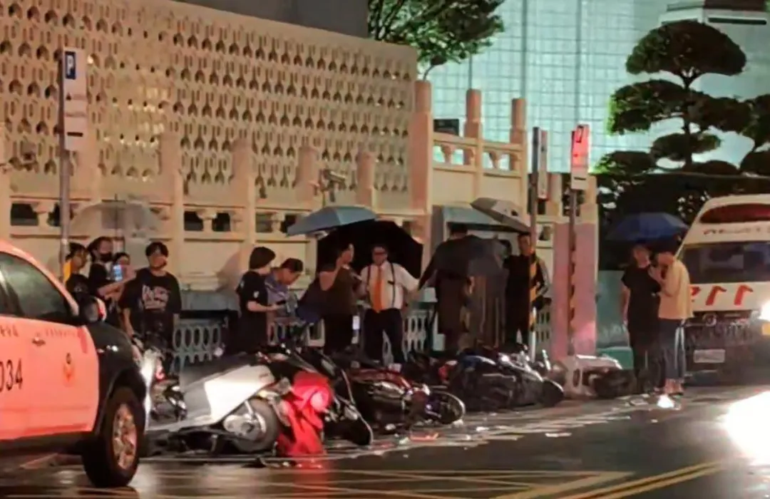 車禍現場10多台騎機車遭撞爛。(圖/翻攝自Thread「le_xiang_chen1224」)
