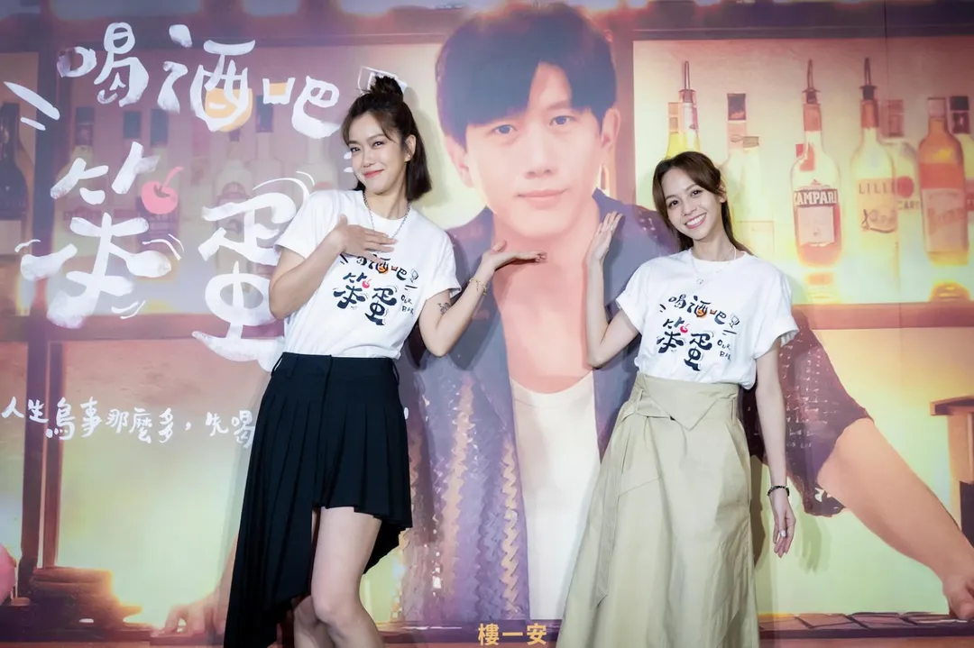 李霈瑜獻出螢幕初吻（左），黃姵嘉飾演為扶養女兒而當傳播妹的單親媽媽。（圖／逆光電影提供）