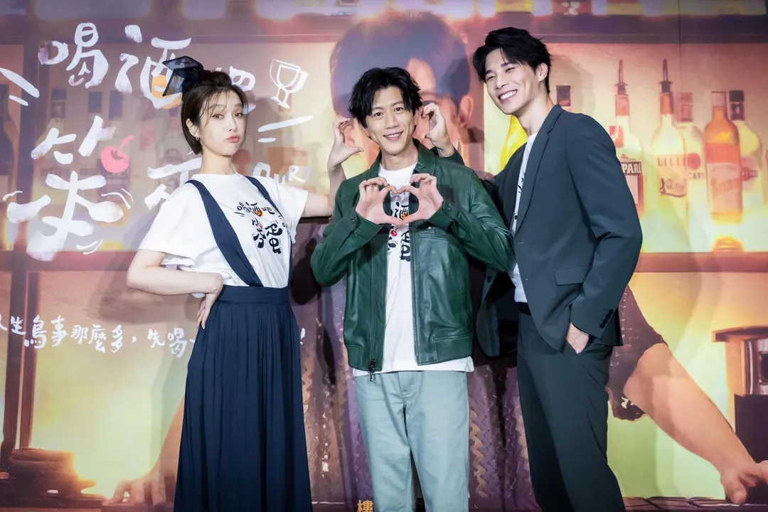 蔡淑臻、宋偉恩、莫子儀在劇中飾演調酒師徒三人組。（圖／逆光電影提供）