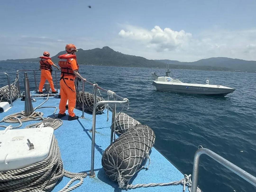 海巡小隊發現失聯的無人艇。（圖／海巡署提供）