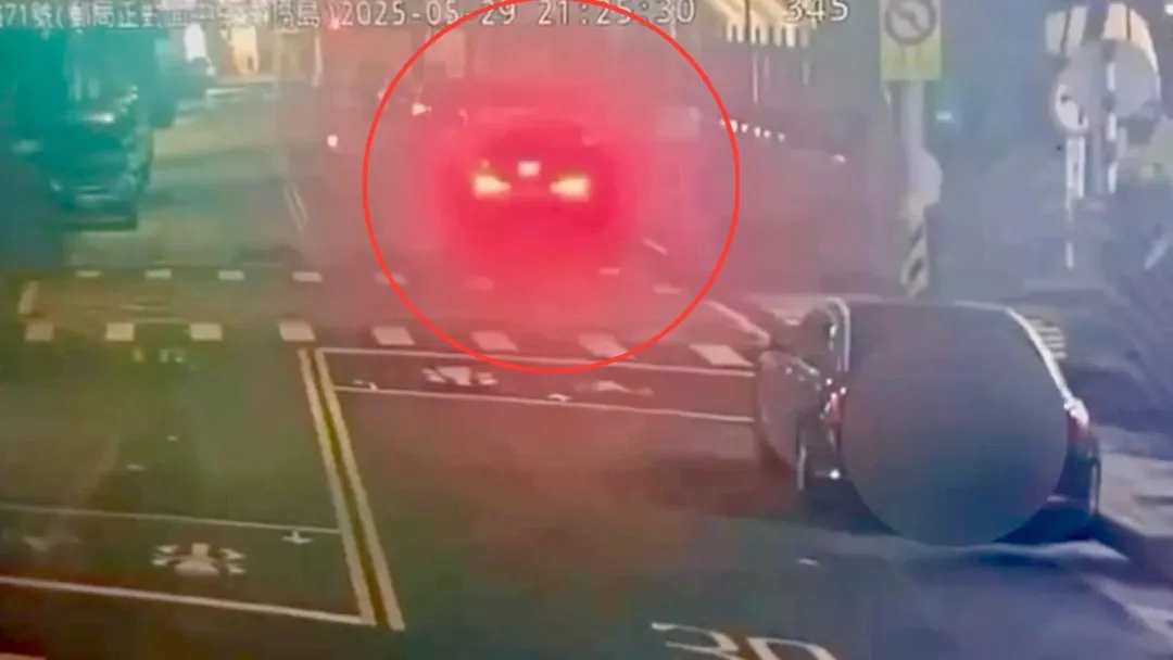 肇事車輛連續衝撞。（圖／翻攝畫面）