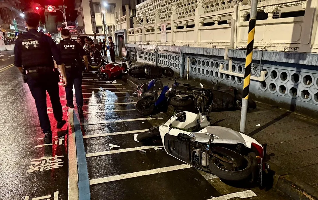 10台機車全被撞倒嚴重毀損。（圖／翻攝畫面）