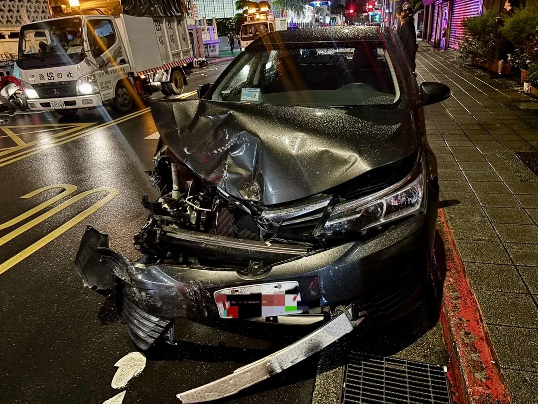 肇事車輛車頭全毀。（圖／翻攝畫面）