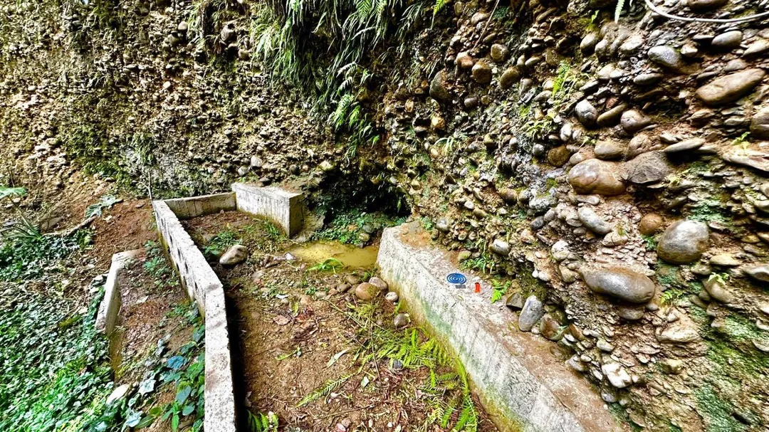南投縣松柏嶺上的百年名泉「龍眼泉」30年前因山區連日降雨，遭土石掩埋。（圖／翻攝自Facebook@松柏坑崇受宮）