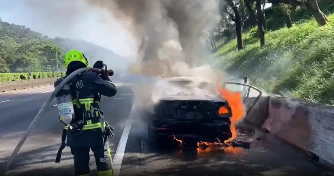 賓士車因不明原因竄出火舌，駕駛急停逃生。（圖／翻攝畫面）