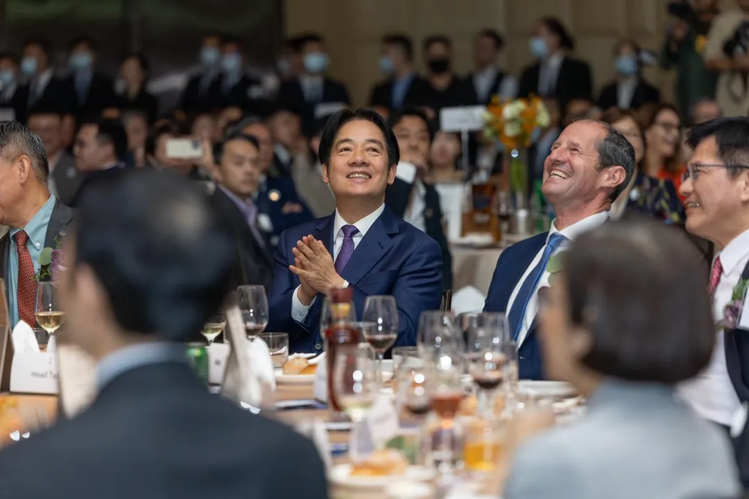 今天是端午節,總統賴清德表示,不管是南部粽派還是北部粽派,祝福大家,幸福「接粽而來」。(圖取自賴清德臉書)