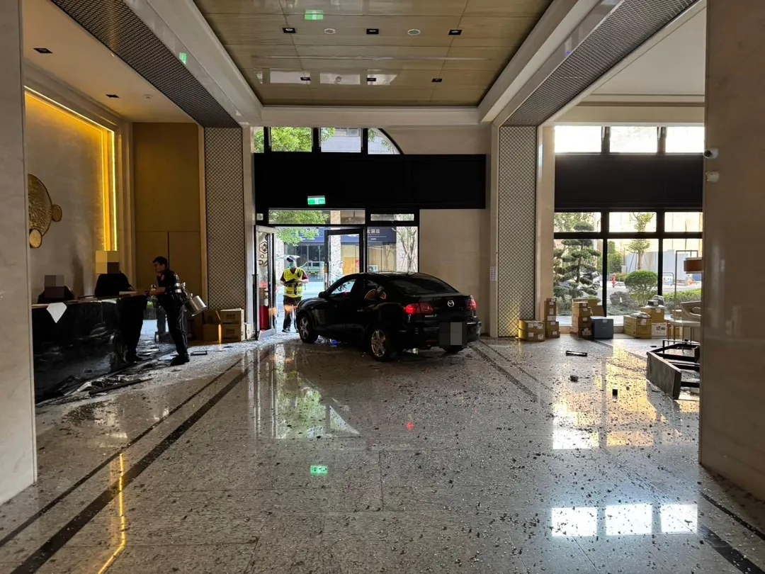 郭男駕車載3歲兒子衝撞社區大廳。（圖／警方提供）