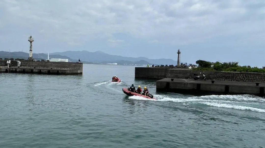救難人員持續在海邊搜尋。（圖／翻攝畫面）