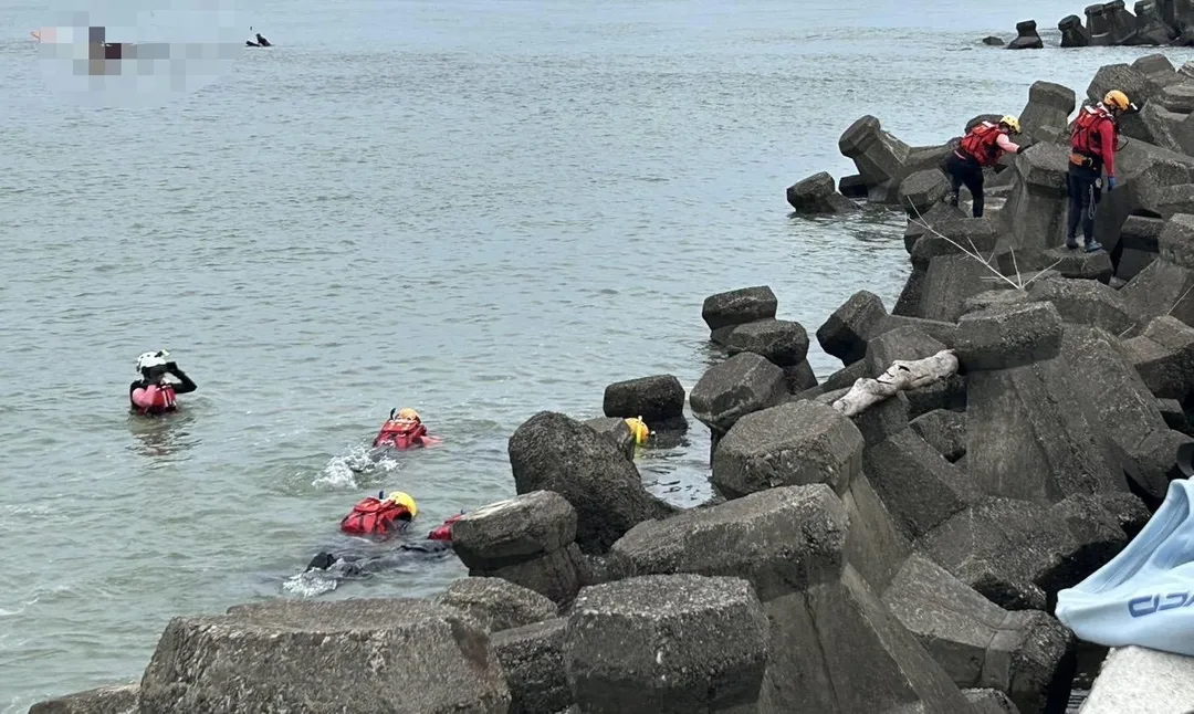 潛水人員下水搜救。（圖／翻攝畫面）