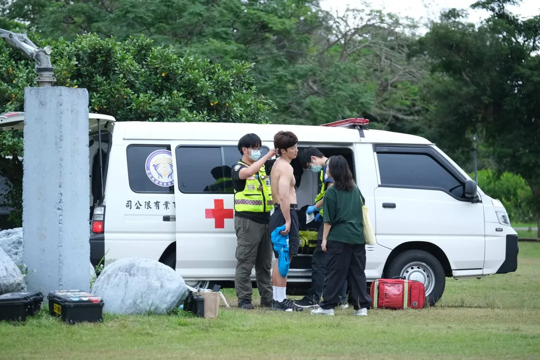 卞慶華玩遊戲時脖子勒出紅痕，所幸現場皆備有救護車，緊急擦藥後並無大礙。（圖／東森綜合提供）