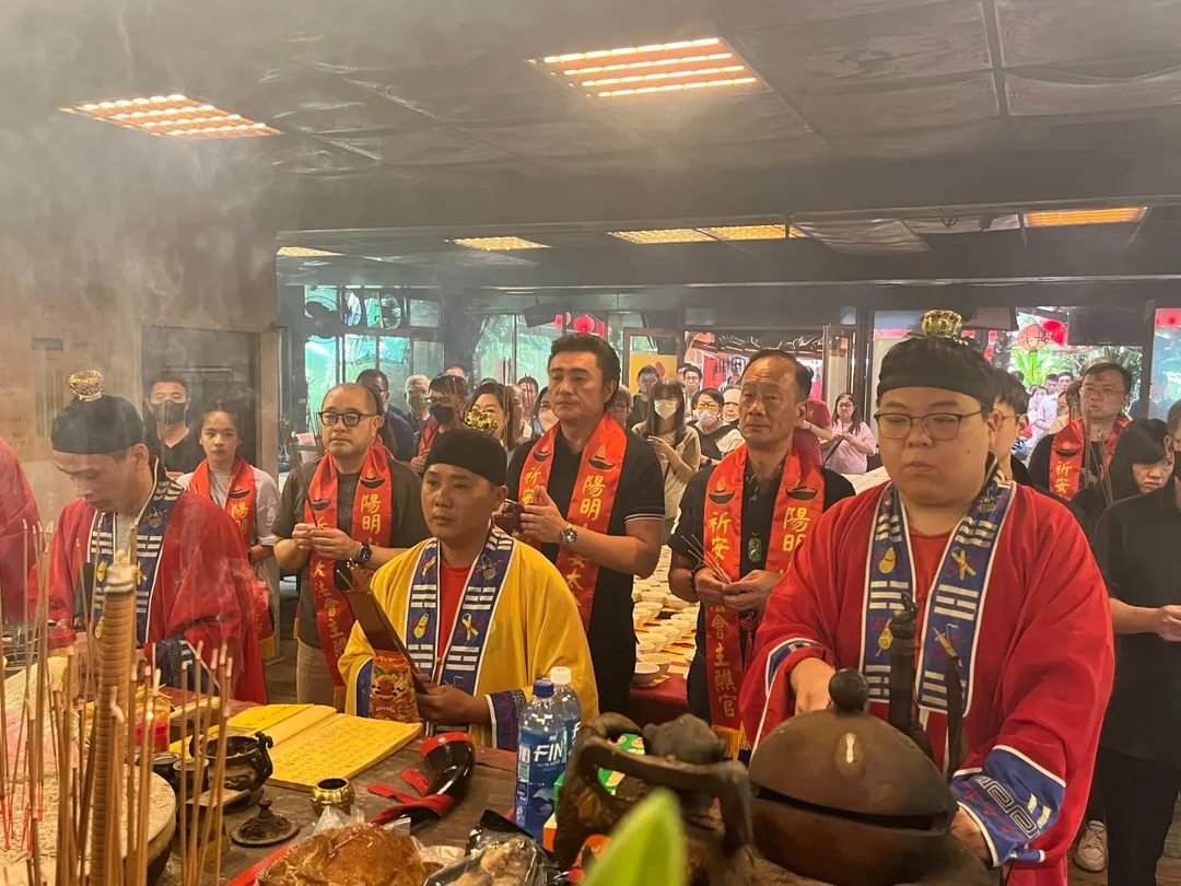 李㼈出席陽明山姜太公道場端午節七星燈大法會，祈請姜太公保佑電影票房長紅。（圖／陽明山姜太公道場提供）