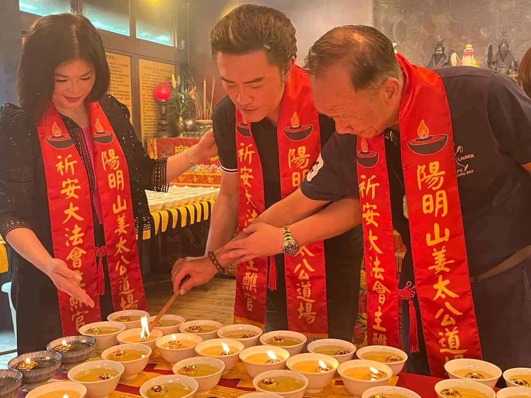 李㼈（中）擔任法會主醮官，親自點七星燈祈求姜太公賜福劇組工作人員。（圖／陽明山姜太公道場提供）