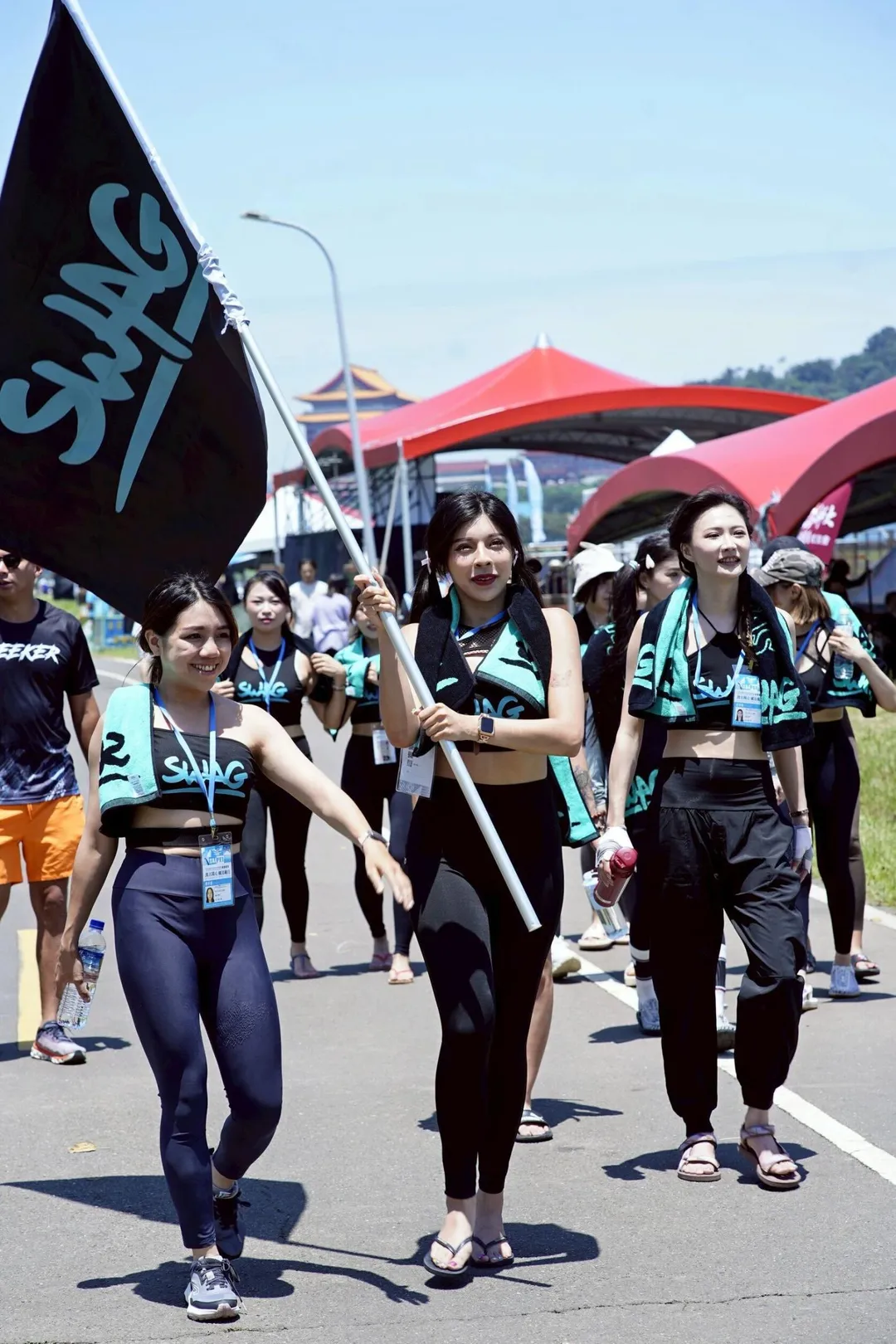 SWAG 女神隊完賽後，粉絲夾道應援凱旋，人氣爆棚。（圖／SWAG提供）