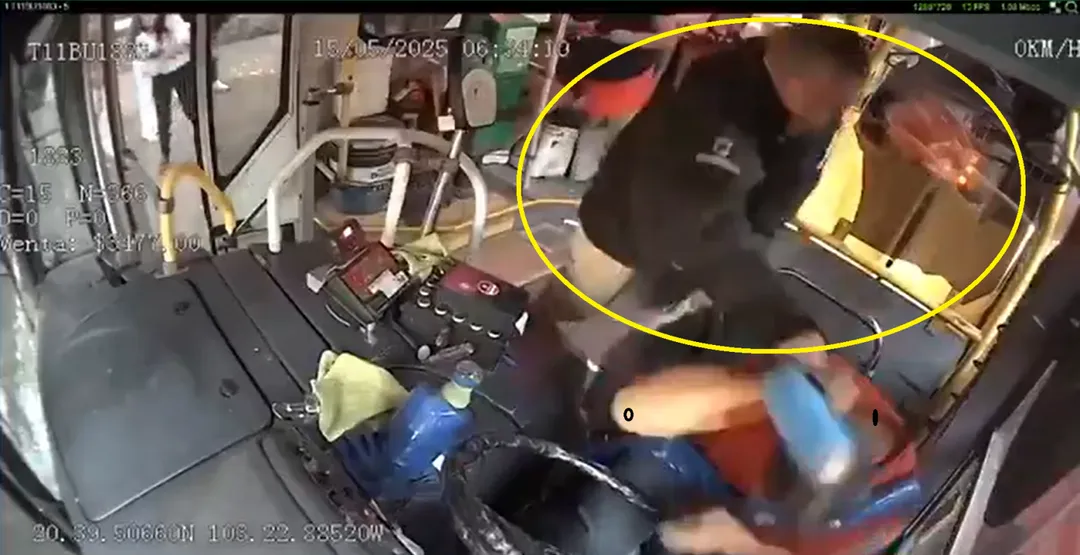 該乘客持保溫瓶砸向司機頭部。（圖／翻攝X）