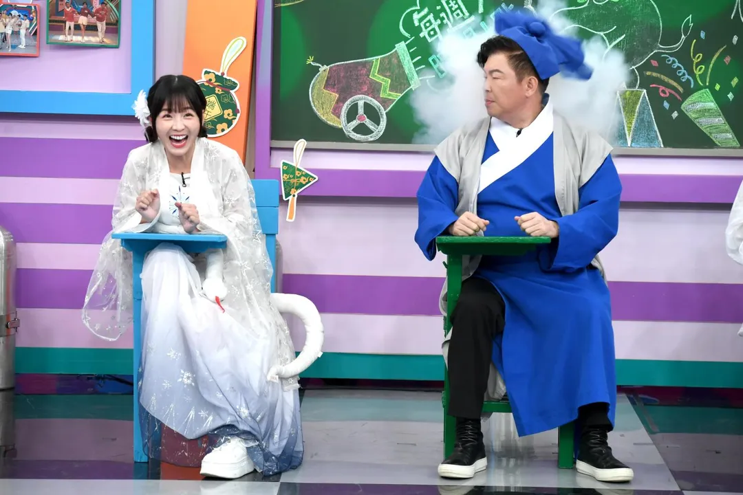 籃籃(左)與曾國城(右)一同玩遊戲答題。(圖/華視提供)