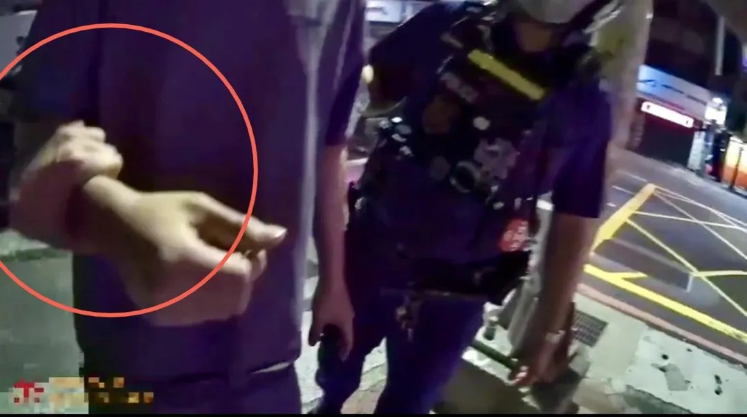 男子想撥掉鼻子上毒品遭警方制止。（圖／翻攝畫面）