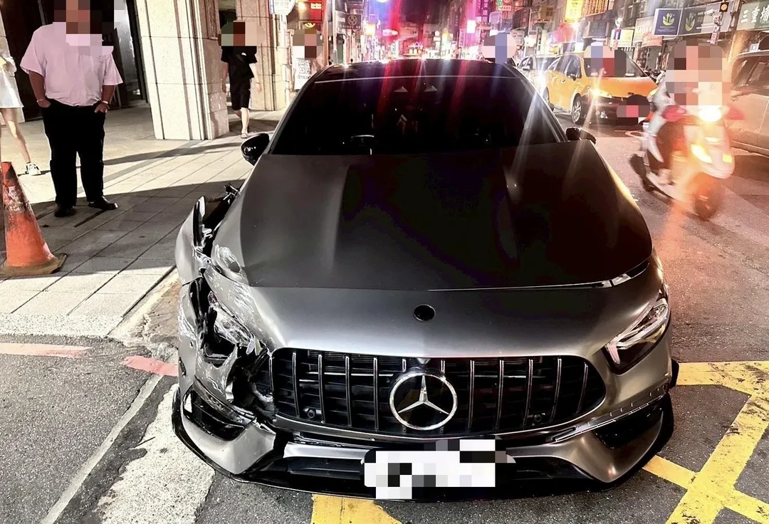 男子駕駛的賓士轎車。（圖／翻攝畫面）