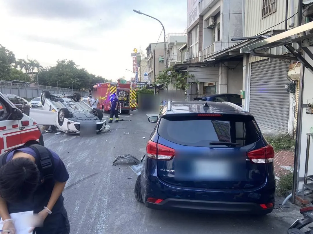 鳳山傍晚車禍，白車翻覆。（圖／翻攝畫面）