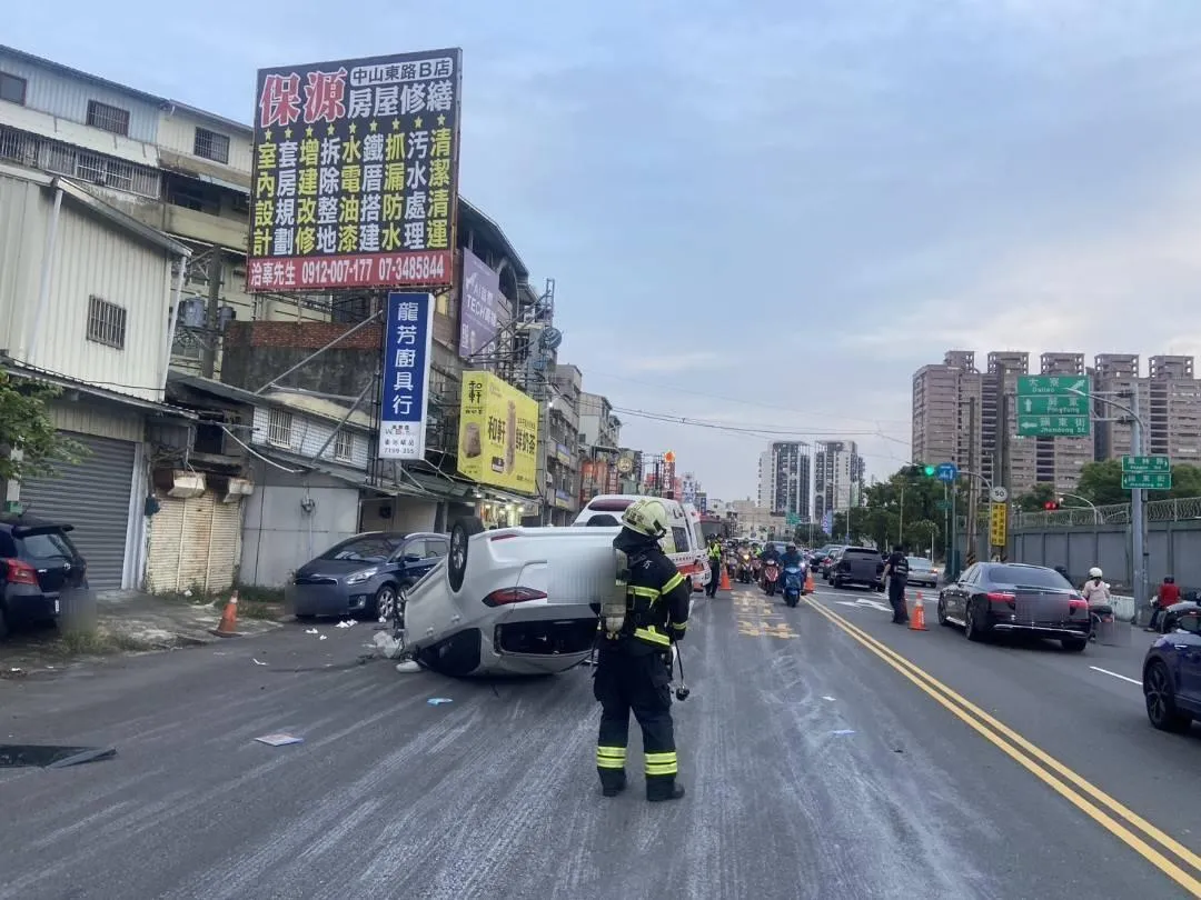 鳳山傍晚車禍，白車翻覆。（圖／翻攝畫面）
