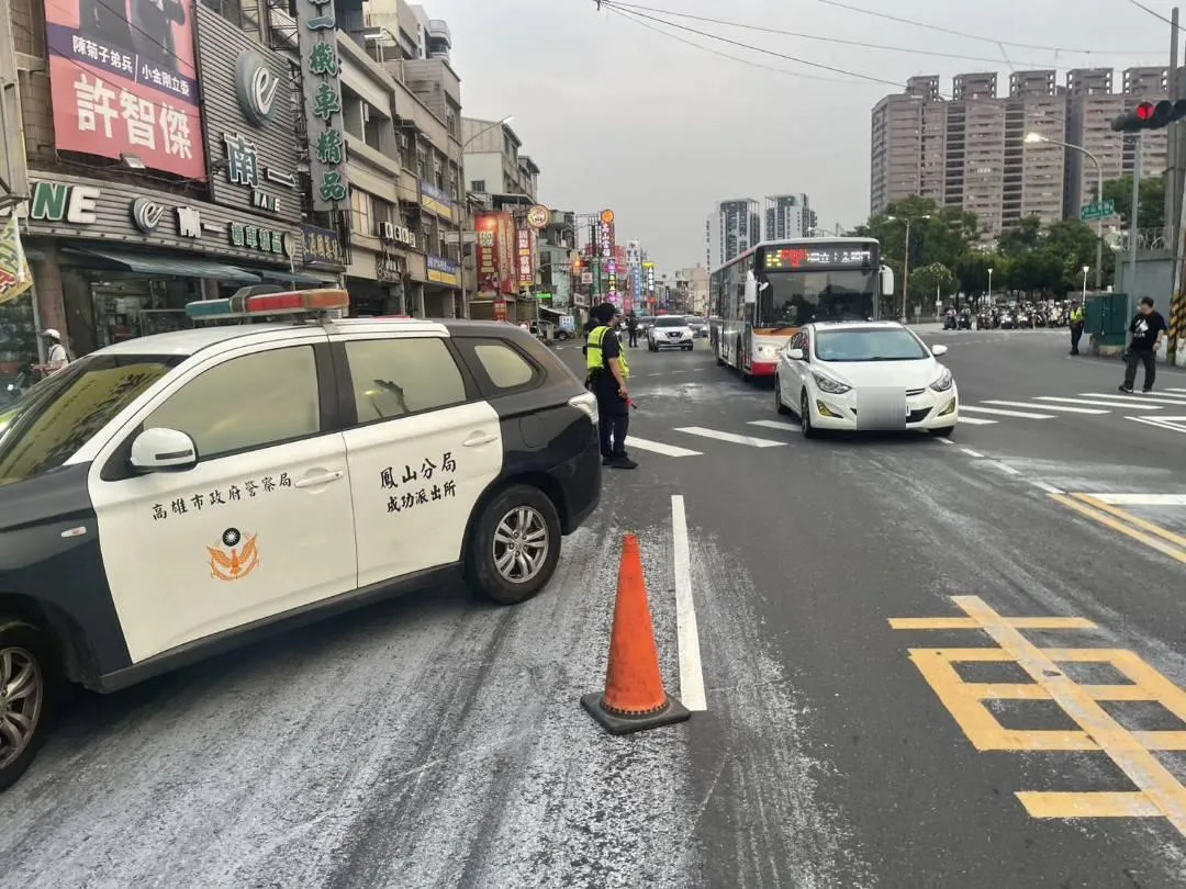 鳳山傍晚車禍，白車翻覆。（圖／翻攝畫面）