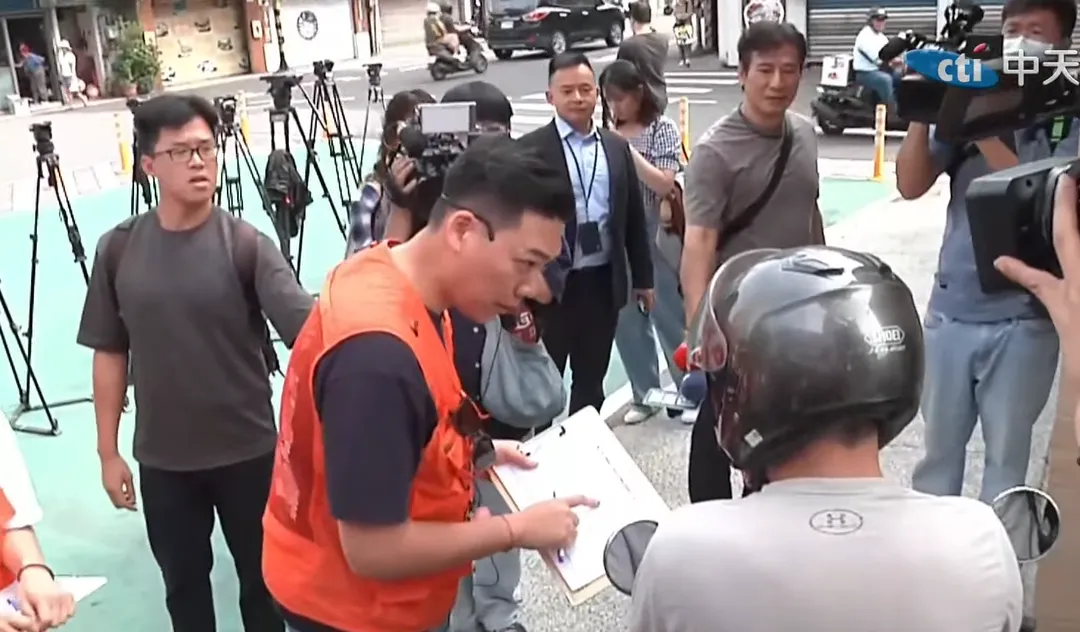 地動刪瑤端午連假持續上街收連署書。（圖／中天新聞）