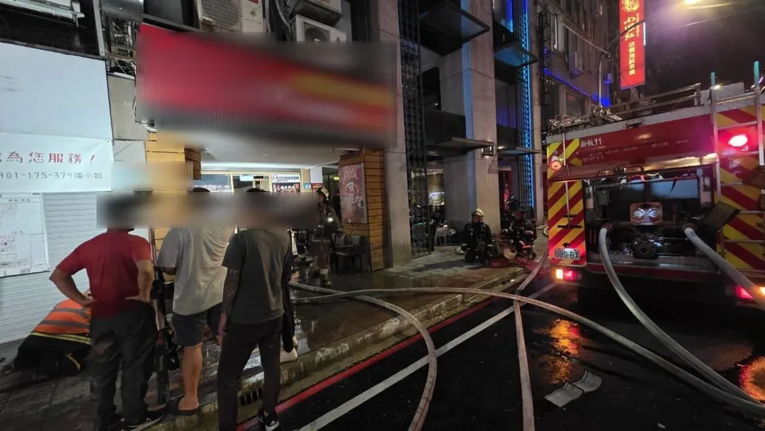 新北市板橋區館前西路一間燒烤店今（1）日晚間9時35分發生火警。（圖／翻攝畫面）