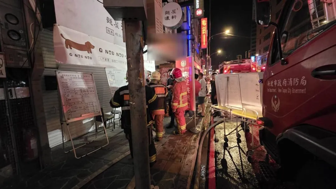 新北市板橋區館前西路一間燒烤店今（1）日晚間9時35分發生火警。（圖／翻攝畫面）