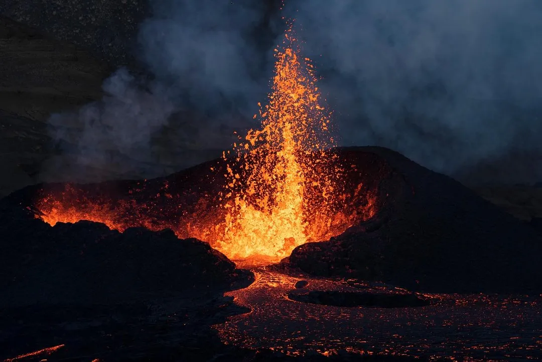 科學家認為地核中的貴金屬正在透過火山活動外洩到地表。（示意圖／PIXABAY）