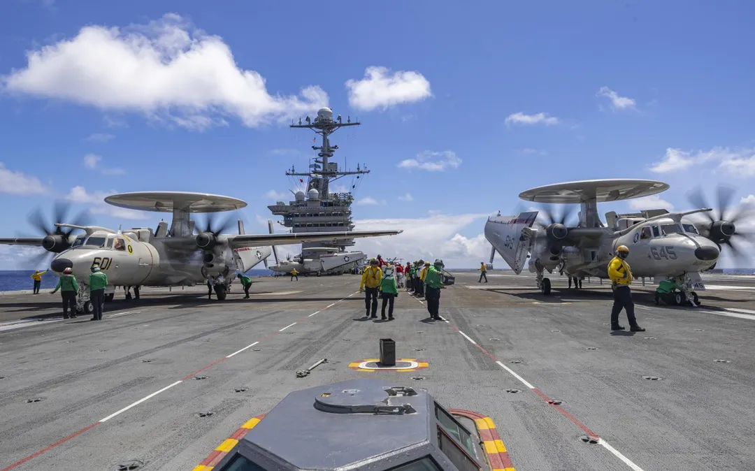 杜魯門號航艦上準備彈射起飛的2架E-2D。(圖/美國海軍)