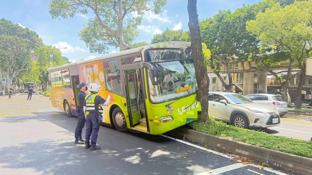 北市260公車往人行道的路樹衝撞。（圖／消防局提供）