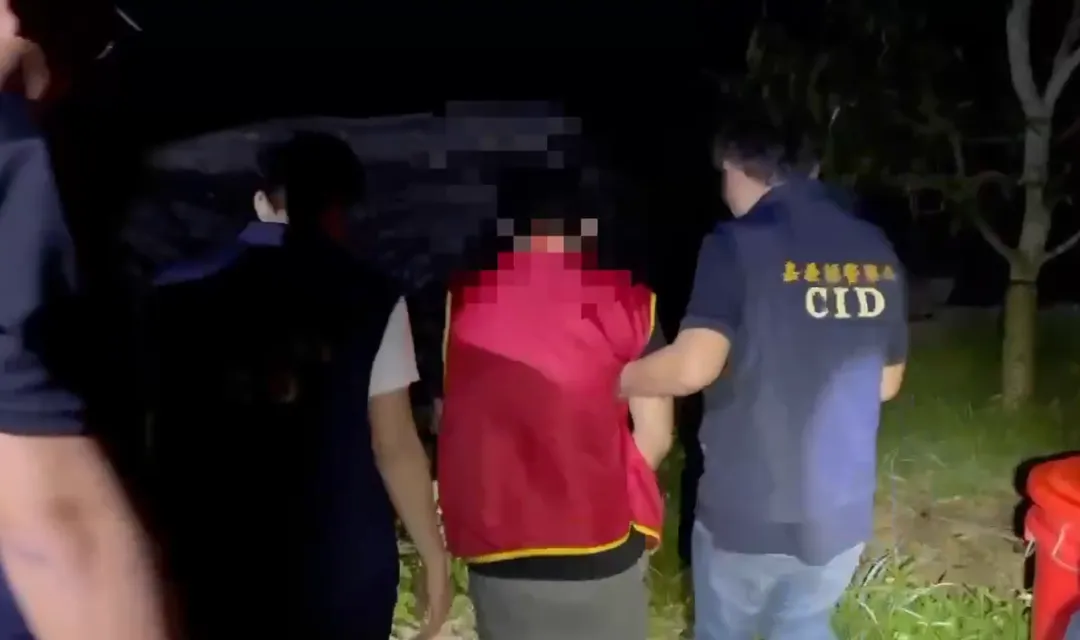 李嫌當場辯稱是檳榔花企圖矇混過關，但仍遭警方識破。（圖／警方提供）