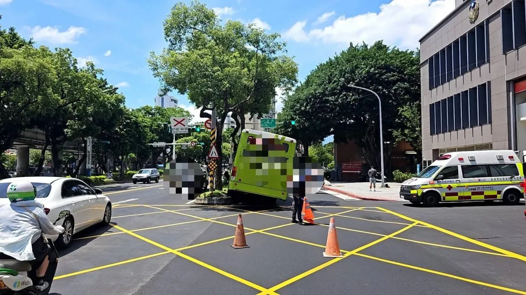 大都會客運一輛公車在中山北路自撞路樹。（圖／翻攝畫面）