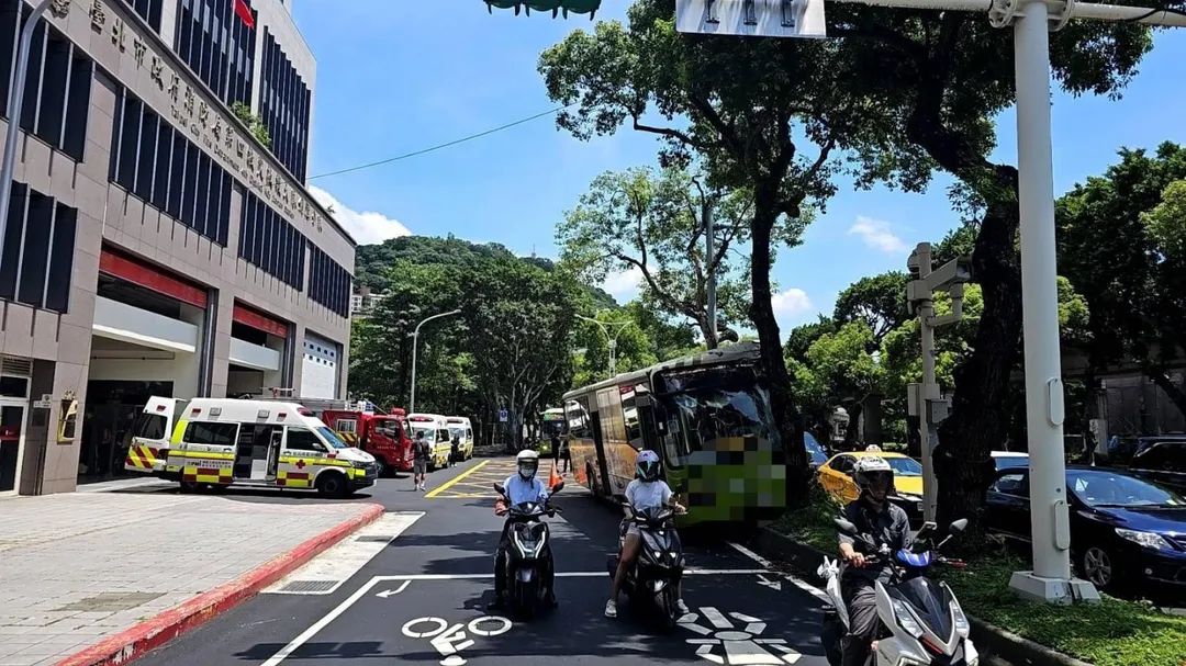大都會客運一輛公車在中山北路自撞路樹。（圖／翻攝畫面）