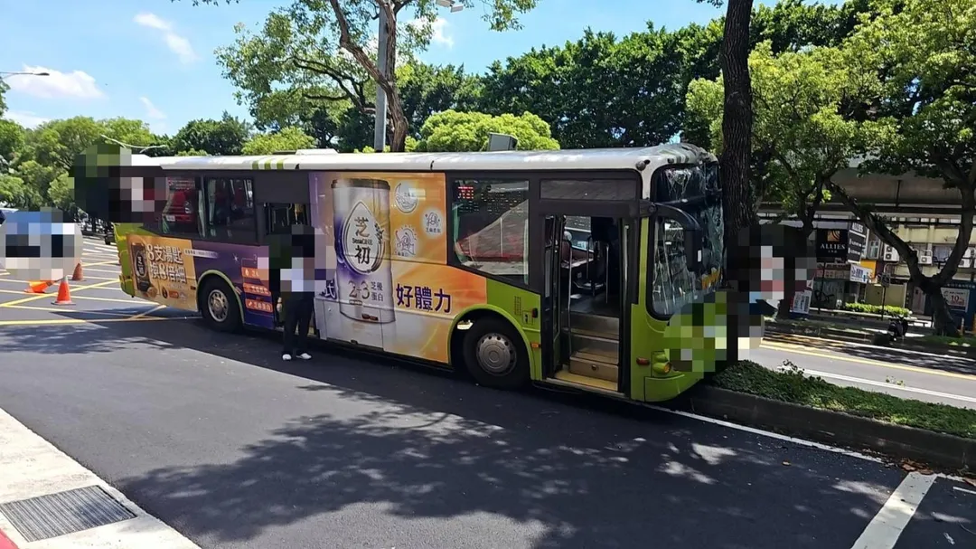 大都會客運一輛公車在中山北路自撞路樹。（圖／翻攝畫面）
