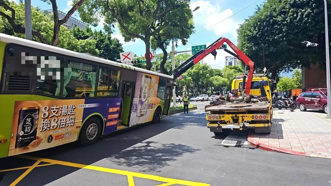 大都會客運一輛公車在中山北路自撞路樹。（圖／翻攝畫面）