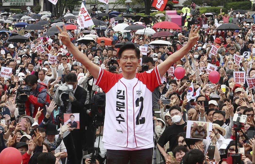 圖為國民力量總統候選人金文洙在釜山的競選活動上。（圖／美聯社）