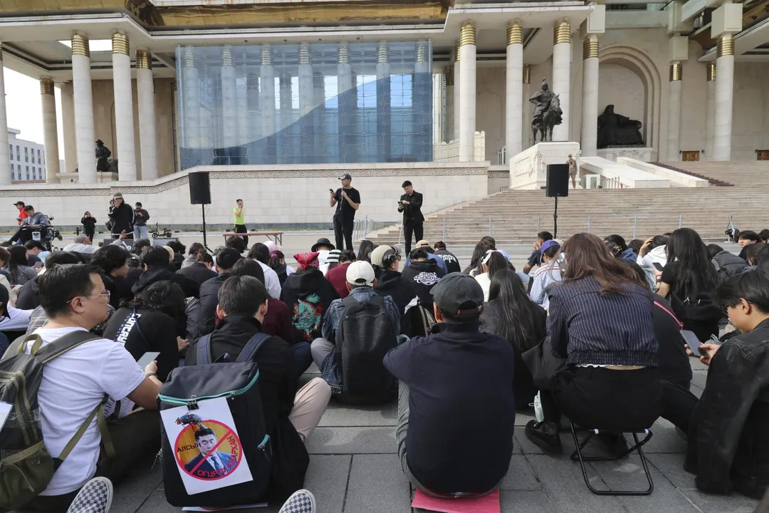 抗議者聚集在蒙古烏蘭巴托蘇赫巴托廣場，要求總理辭職。（圖／美聯社）