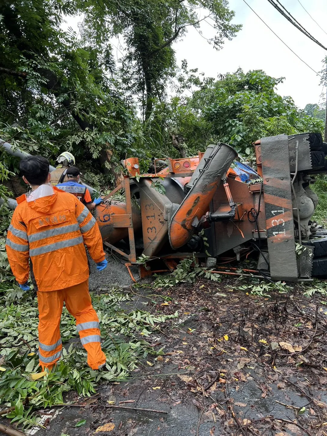 台南混凝土車輛不明原因翻覆,駕駛受困在內死亡。(圖/翻攝畫面)