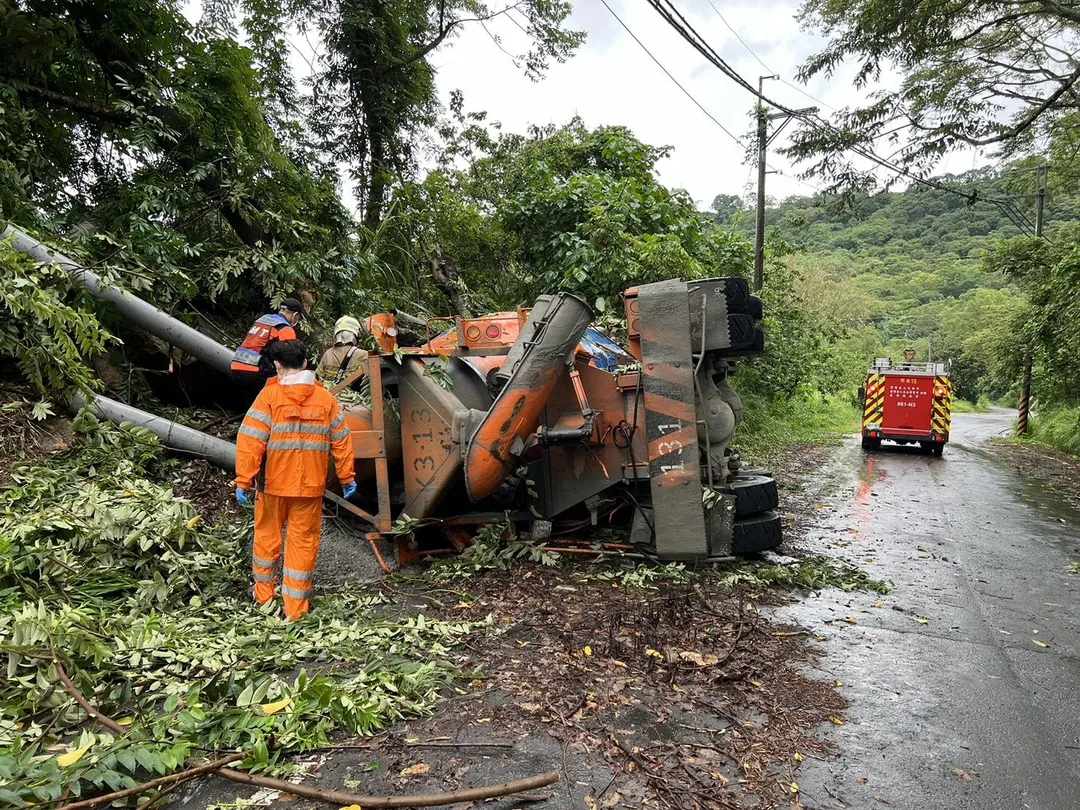 台南混凝土車輛不明原因翻覆,駕駛受困在內死亡。(圖/翻攝畫面)