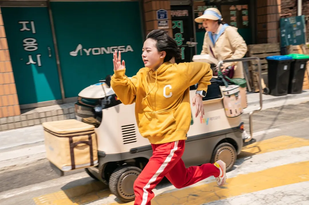 李在仁狂爬山練體能讓朴珍榮甘拜下風。（圖／車庫娛樂　提供）