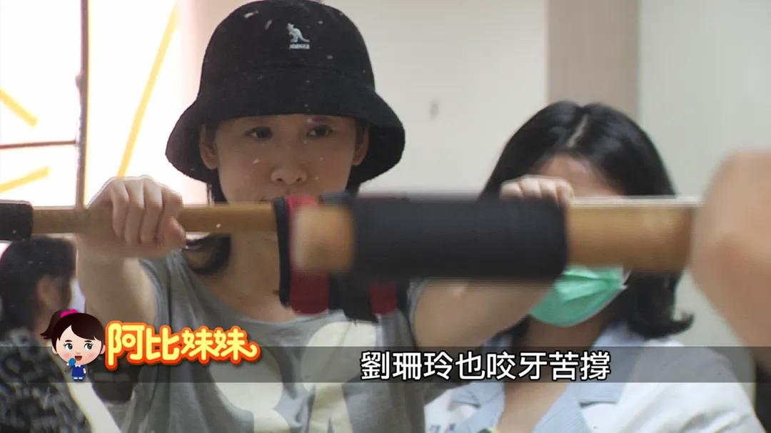 如今的劉珊玲,經過復健,不僅能自理生活,還曾重返新聞崗位。(圖/中天新聞)