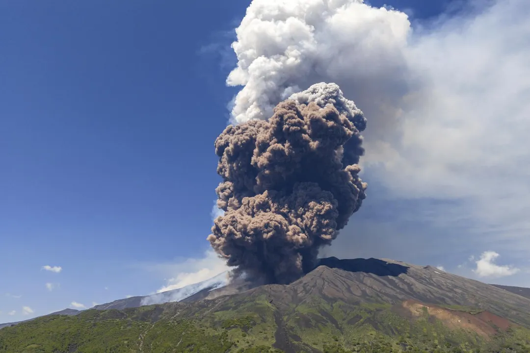 義大利西西里島埃特納火山今(2)日發生劇烈噴發。(圖/美聯社)