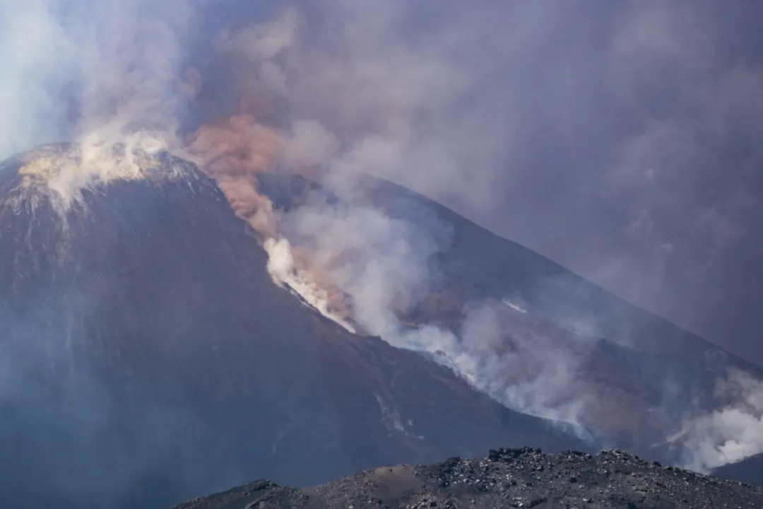 火山噴出大量高溫氣體、火山灰和熔岩,噴發高度有數公里之高,場面相當震撼,即使是遠在40至50公里外的城市都能聽見爆發聲響。(圖/美聯社)