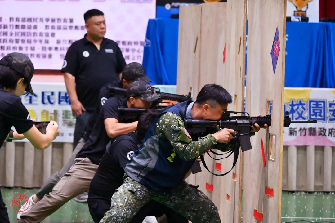 邱鎮軍接獲爆料，一個中華民國全民國防教育協會近日透過教育部苗栗聯絡處發函給高中職校，邀請參與該協會舉辦的「全民國防教育聯合射擊競賽」。（圖取自米菲客人藝術坊臉書）