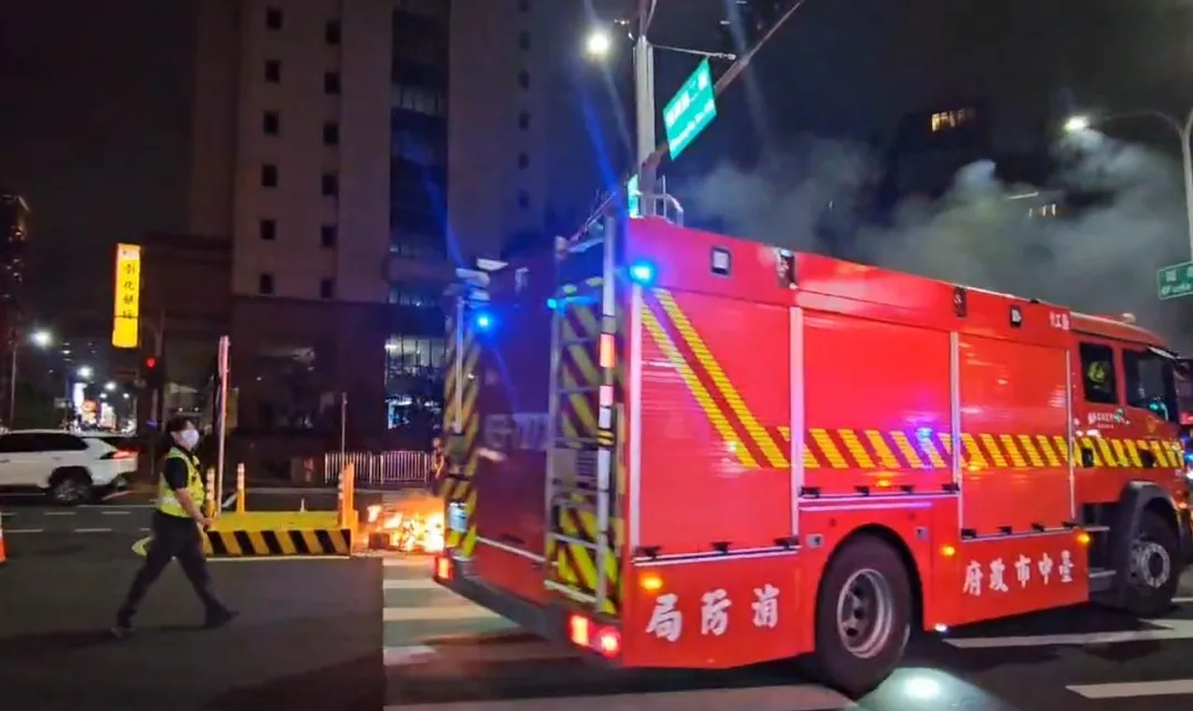 警消獲報後趕抵現場。(圖/消防局提供)