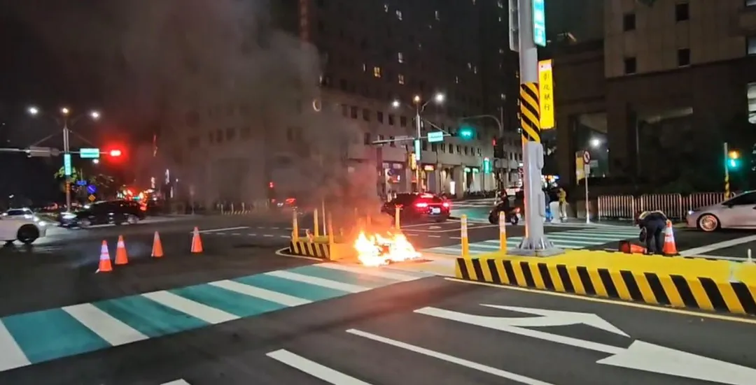 電動機車行經復興路與忠明南路口時起火燃燒。(圖/消防局提供)