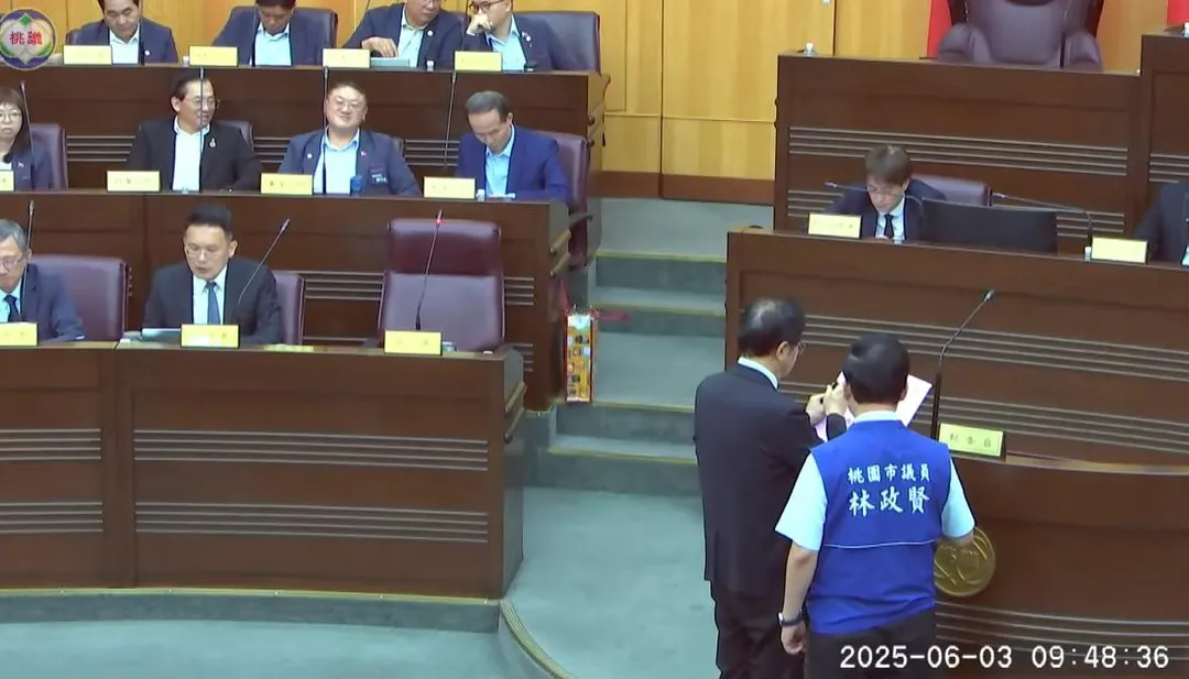 桃園市長張善政認同市議員林政賢訴求,並簽下反罷免連署。(圖/取自桃園市議會直播)